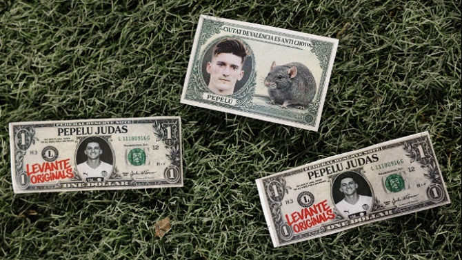 El levantinismo recibe a Pepelu con gritos en su contra y billetes con su cara