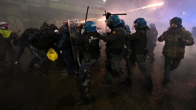 Choques entre la policía y los manifestantes en Milán en una marcha contra los JJOO