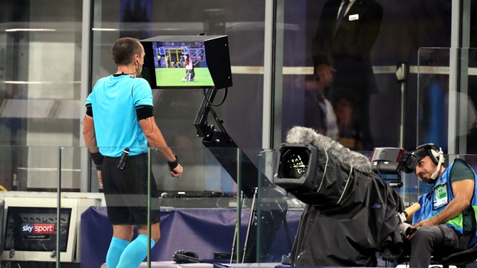 El VAR hizo 159 correcciones en 396 partidos en los torneos de la UEFA