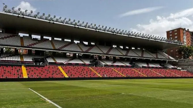 La Comunidad de Madrid recuerda que el césped de Vallecas es responsabilidad del Rayo