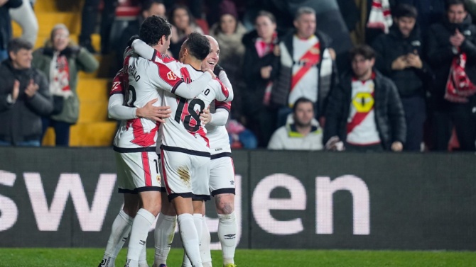 Los jugadores y técnicos del Rayo Vallecano reclaman 
