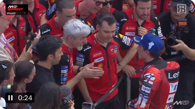 Pedro Acosta vence en la 'sprint' de Tailandia tras una polémica sanción a Marc Márquez