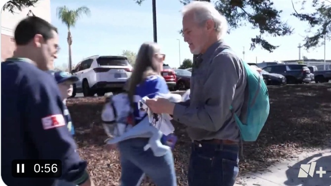 Activistas reparten toallas con lemas de 'ICE fuera' a las afueras del Super Bowl