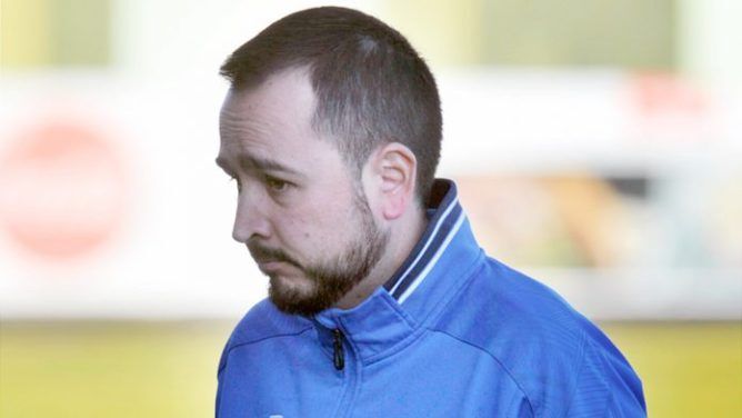 El t&eacute;cnico del CD La Granja, Diego Yepes, cabizbajo durante un partido. / KAMARERO / http://www.eladelantado.com