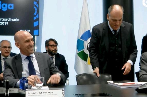 Luis Rubiales, junto al presidente de LaLiga, Javier Tebas, en la asamblea de este viernes