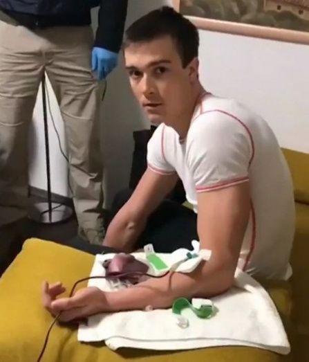 Esta imagen fue extra&iacute;da del video en el que se ve a Hauke haci&eacute;ndose una transfusi&oacute;n. Hay un agente de polic&iacute;a a sus espaldas.