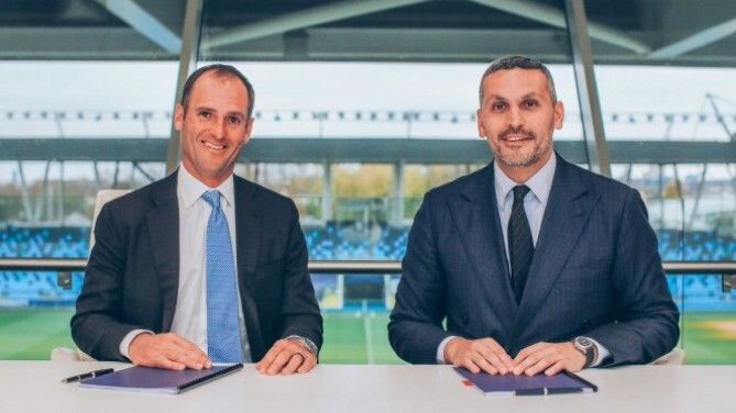 A la derecha, Khaldoon Al Mubarak, presidente de City Football Group  //  Foto del momento de la firma de la operaci&oacute;n con el Girona en 2019