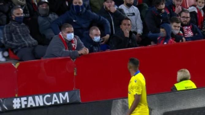 Momento del gesto racista a Akapo // Twitter