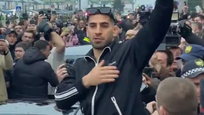 Ilia Topuria en el aeropuerto de Tbilisi (Georgia)  Fuente de la imagen: Twitter