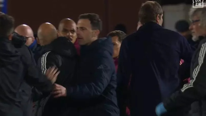 Gasperini, enfadado por la expulsión del Wesley, no quiso saludar a Fàbregas tras el choque