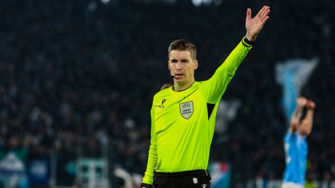 El francés Letexier, árbitro del Barça-Newcastle, y el alemán Siebert del Tottenham-Atletico