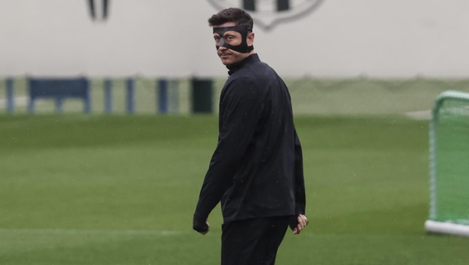 Lewandowski vuelve de la fractura en la órbita del ojo con una máscara protectora