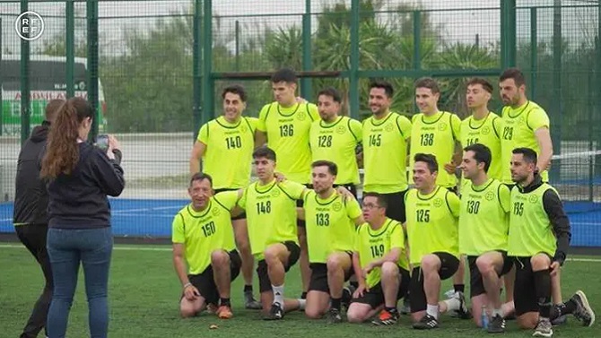 La RFEF impulsa la integración de personas con discapacidad intelectual a través del arbitraje de fútbol playa