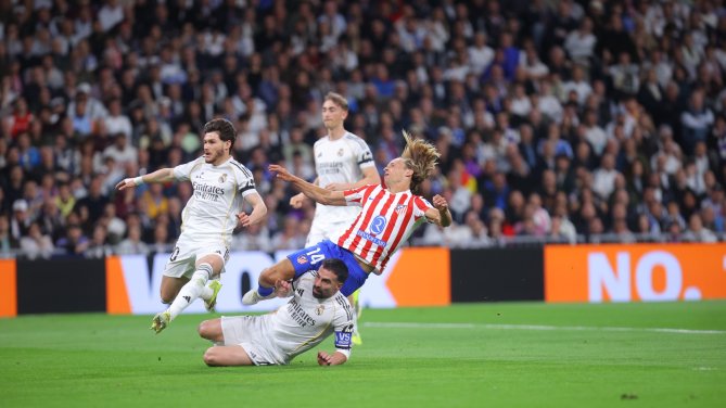 El Atlético publica el derribo de Carvajal a Llorente 