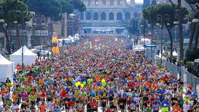 Un cardenal francés corre el maratón de Roma entre miles de atletas de todo el mundo