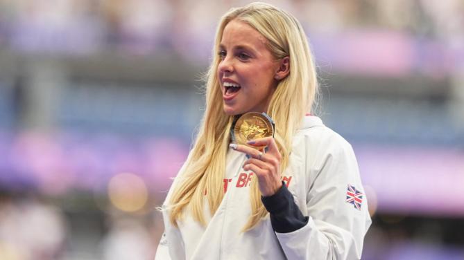 La británica Keely Hodgkinson no cede ante las críticas por burlarse del West Ham