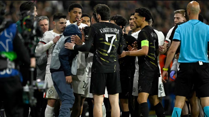 La UEFA expedienta al portugués Neto, del Chelsea, por empujar a un recogepelotas