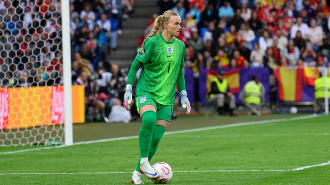 Una jugadora tendrá que salir un minuto si la portera es atendida por lesión en Inglaterra