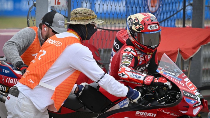 Marc Márquez, penalizado con una 'long lap'; Pedro Acosta pierde el podio de la esprint