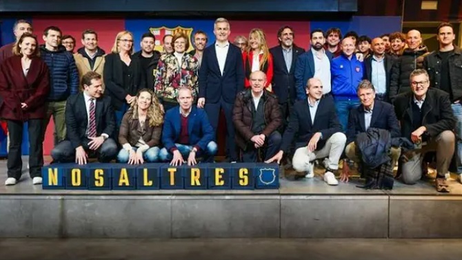 Víctor Font entrega más de 5.100 firmas: 