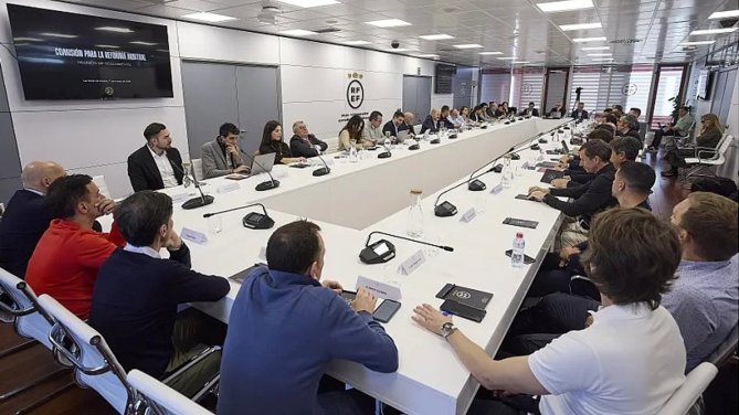 El Comité de Reforma Arbitral aborda con los entrenadores el funcionamiento del VAR