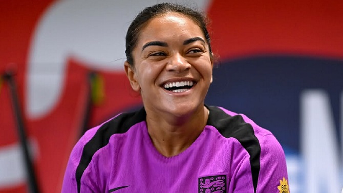 Condenado un hombre por insultos racistas a la internacional inglesa Jess Carter