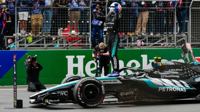 Antonelli se hace grande y gana el GP de China; Sainz acaba noveno y Alonso abandona