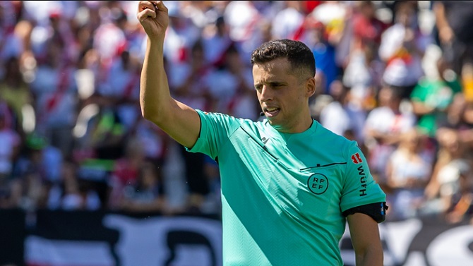 García Verdura, árbitro del Villarreal-Elche, y Guzmán Mansilla del Valencia-Alavés