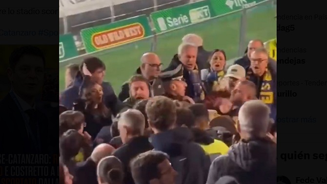 El designador arbitral italiano, evacuado del estadio tras los ataques de los aficionados