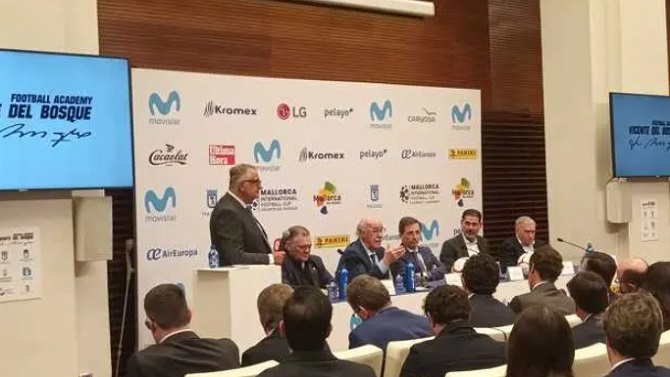 Clemente, Hierro y Camacho arropan a Del Bosque en la presentación de su academia