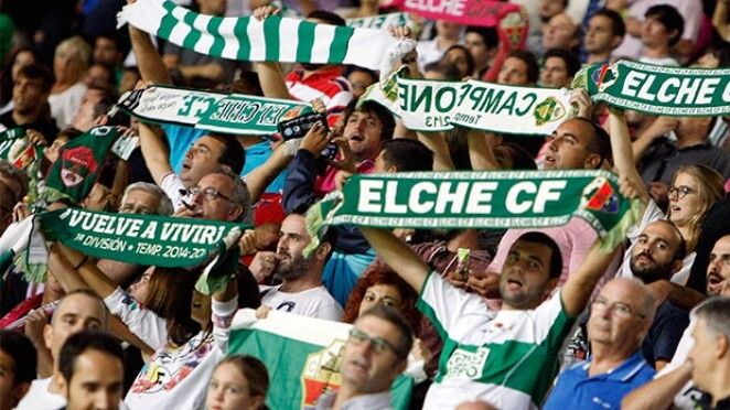 Aficionados del Elche mostraron cartulinas rojas para pedir respeto al Comité de Árbitros