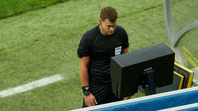 El fútbol inglés valora la introducción en pruebas de un VAR al estilo de la NFL