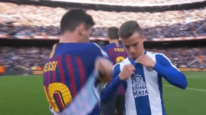 Messi y Pedrosa se intercambian la camiseta al finalizar el derbi. (BeIn Sports)