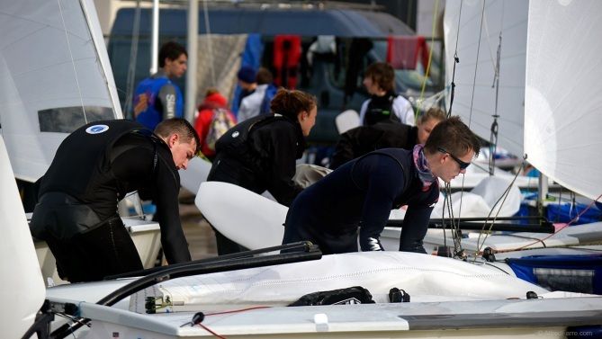 Foto Alfred Farré: Regatistas preparando sus embarcaciones en la última Christmas Race de Palamós Foto Alfred Farré: Regatistas preparando sus embarcaciones en la última Christmas Race de Palamós