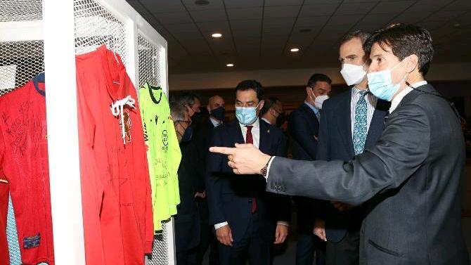 Foto: don Felipe recibe las explicaciones del fundador del museo, Alfonso Noa&iacute;m /  casareal.es