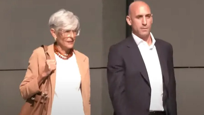 Rubiales, con su anterior abogada / Captura RTVE Rubiales, con su anterior abogada / Captura RTVE