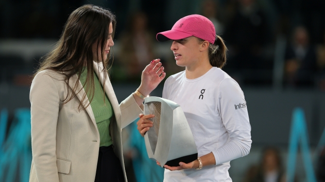 La polaca Iga Swiatek celebra su victoria ante Sabalenka en la Final del Mutua Madrid Open en 2024 / Shutterstock La polaca Iga Swiatek celebra su victoria ante Sabalenka en la Final del Mutua Madrid Open en 2024 / Shutterstock