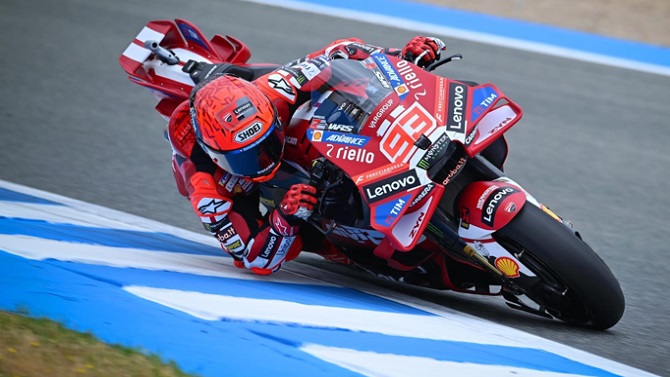 Marc Márquez gana en el caos de la esprint de Jerez a pesar de caerse