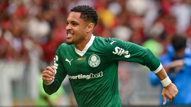 El delantero Vitor Roque será intervenido quirúrgicamente por una lesión en el tobillo