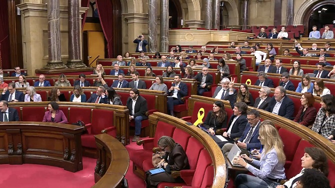 El Parlament pide condicionar la financiación de eventos deportivos al uso del catalán