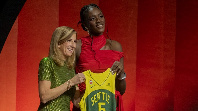 La WNBA abre su era dorada con Awa Fam y la nueva hornada de rookies