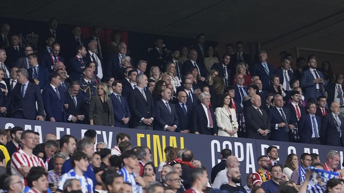 Díaz Ayuso niega los bulos y afirma que saludó a todos los futbolistas de la final de Copa