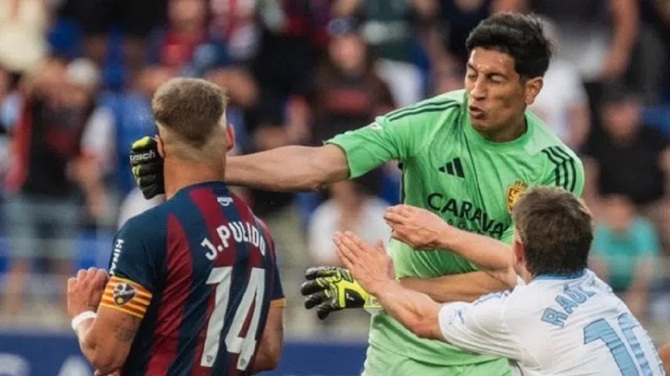 Sale a la luz el audio del VAR sobre la tangana del partido entre el Huesca y el Zaragoza