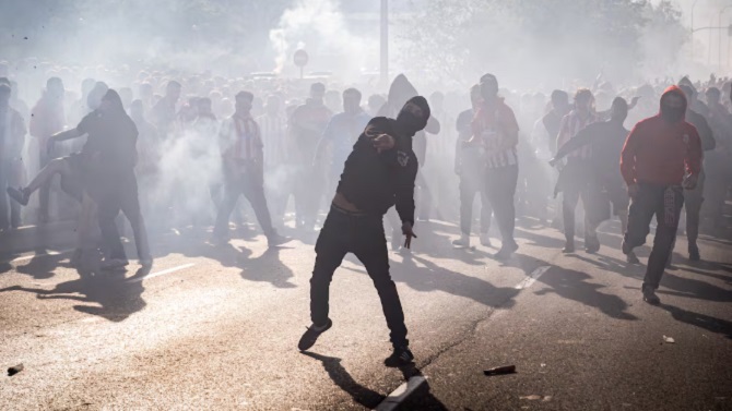 Un joven detenido y 19 identificados por los altercados anoche en el Metropolitano