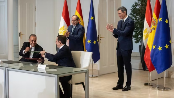 El ministro Albares traslada a su homólogo egipcio su condena por los cánticos