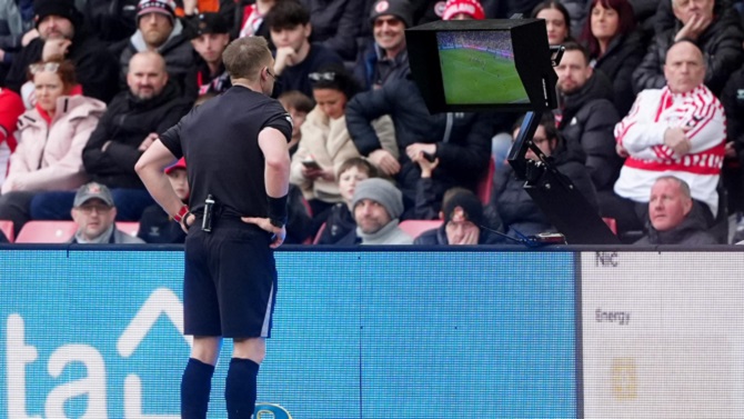 Los clubes de Segunda División inglesa rechazan la posibilidad de utilizar una variante del VAR en la 2026-27