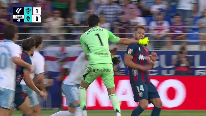 Andrada, del Zaragoza, le da un puñetazo a Pulido, del Huesca, como respuesta a su expulsión