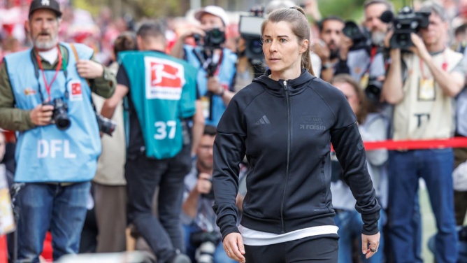 Marie-Louise Eta, entrenadora del Unión Berlín, recibió nuevos ataques tras perder en su debut