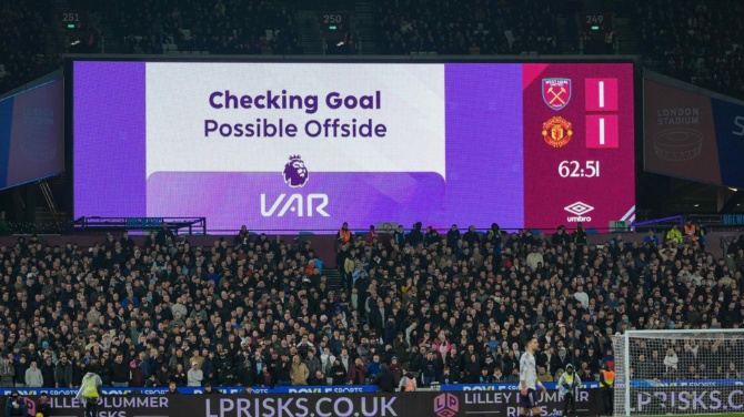 Los árbitros de la Premier cambian su decisión el 95 % de las ocasiones tras revisar el VAR