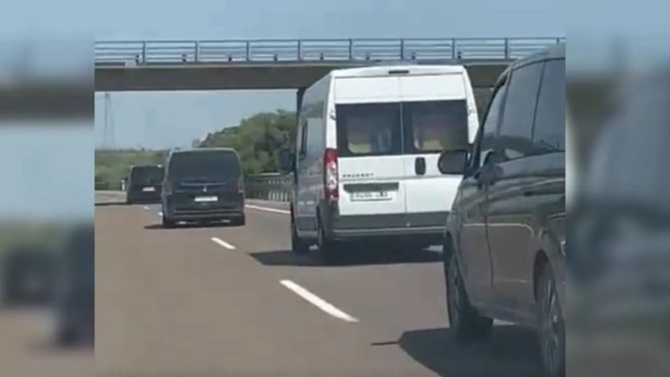 Dos detenidos por el acoso a una furgoneta con una bandera del Atlético de Madrid